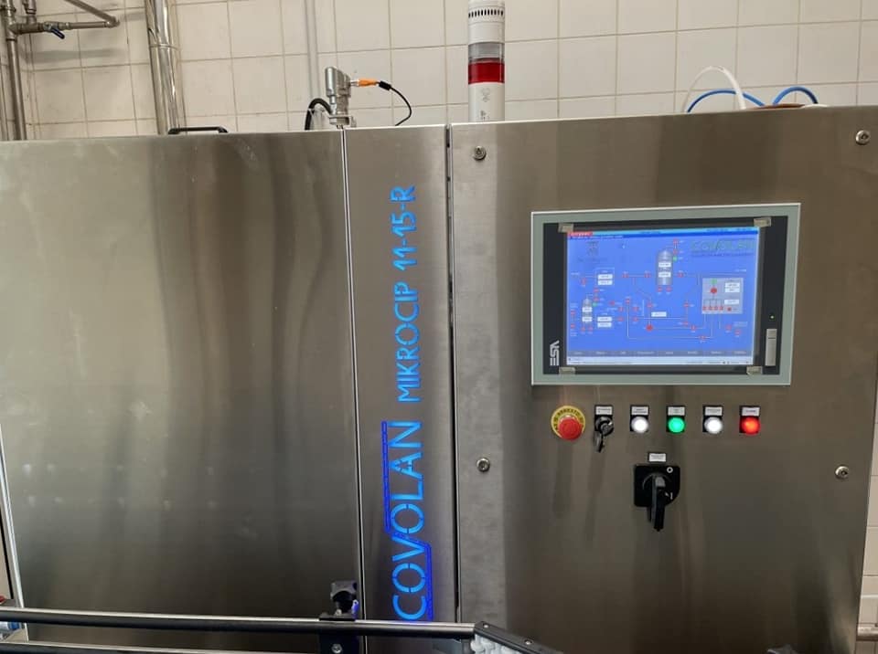 Sistema automatico per gestire fasi di interscambio con il monoblocco di imbottigliamento